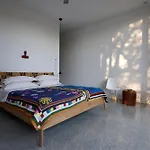 Elegant Modern In Olive Grove Surano