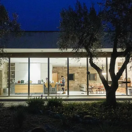 Vila Elegant Modern In Olive Grove *