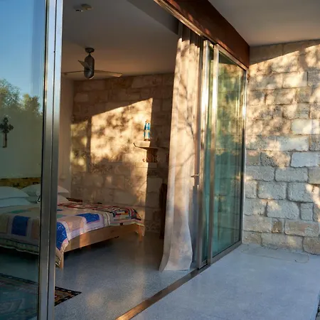 Vila Elegant Modern In Olive Grove